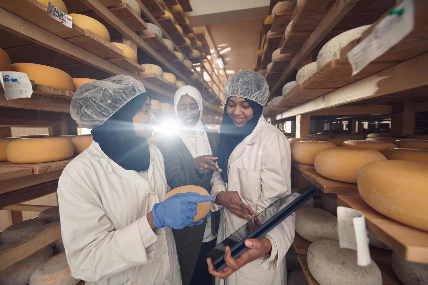 attività commerciale donna squadra nel Locale formaggio produzione azienda foto