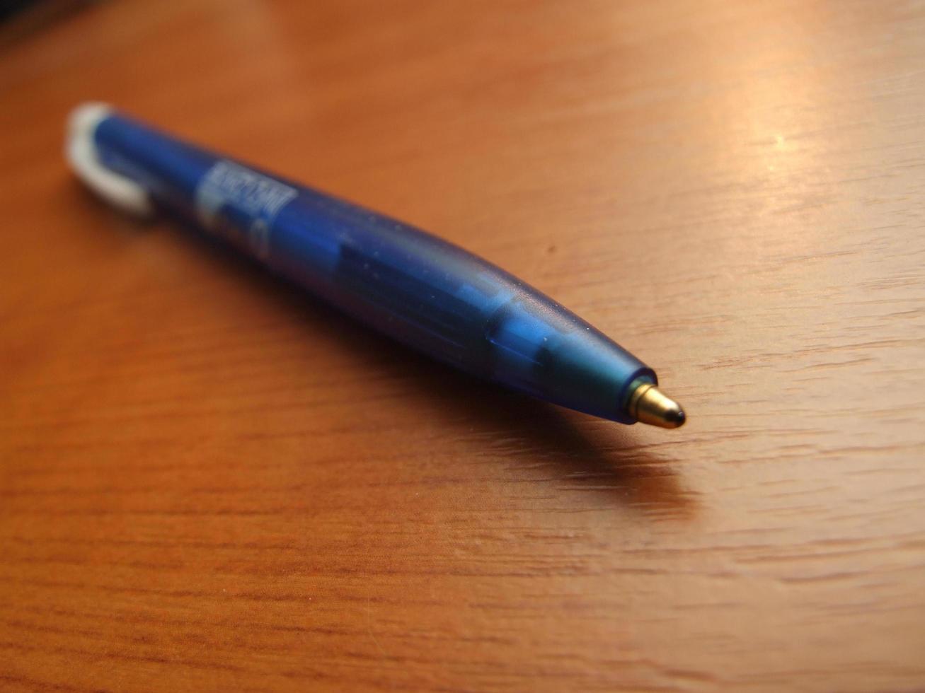 blu penna su scrivania foto