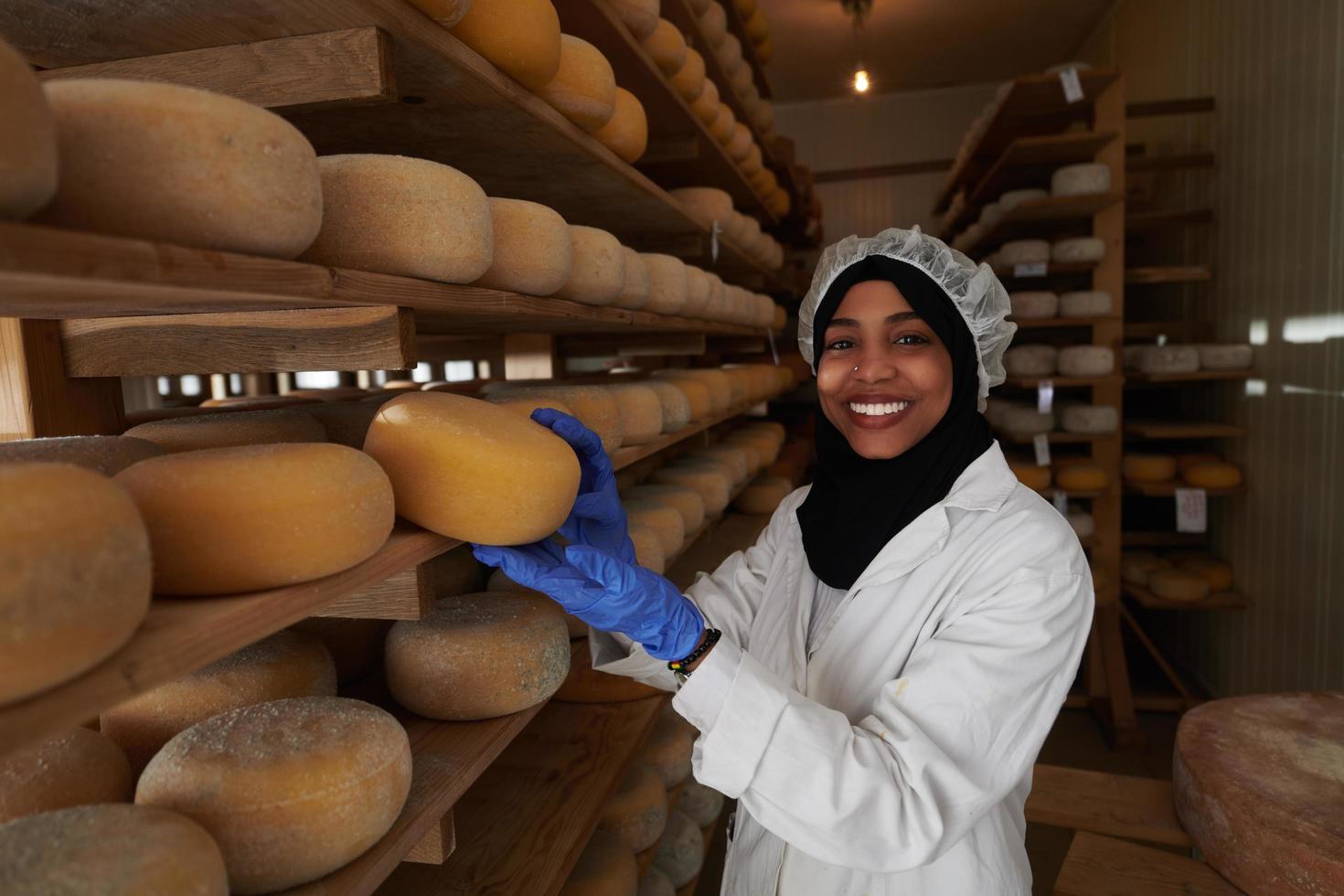 africano nero musulmano attività commerciale donna nel Locale formaggio produzione azienda foto