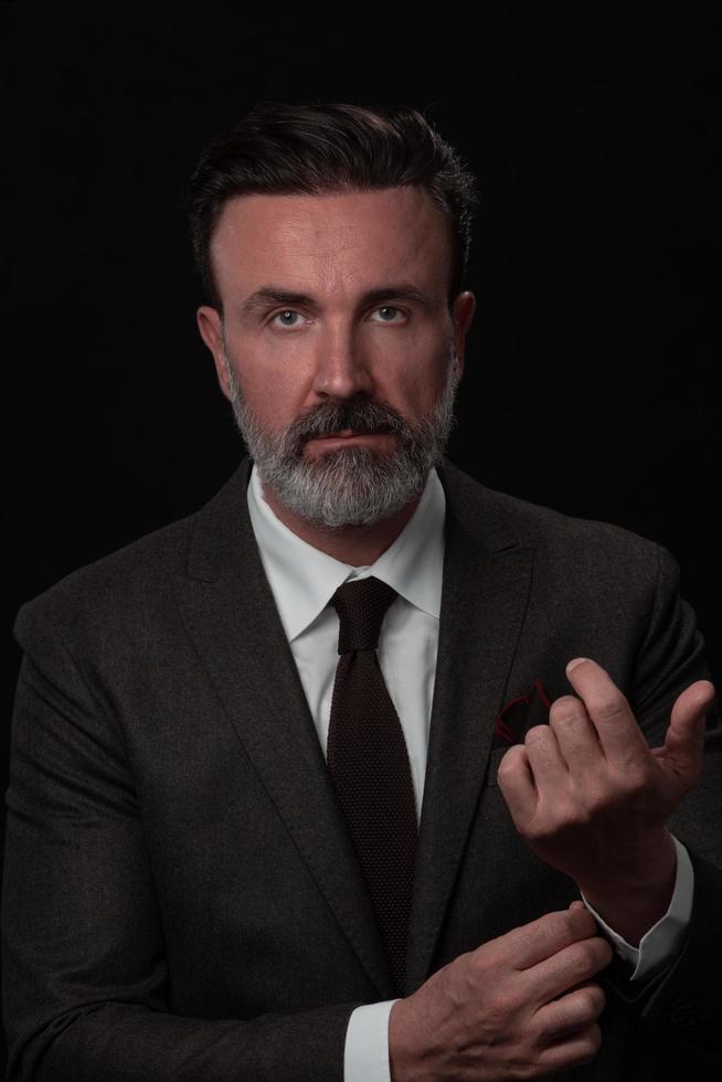 ritratto di un' elegante elegante anziano uomo d'affari con un' barba e casuale attività commerciale Abiti nel foto studio regolazione completo da uomo