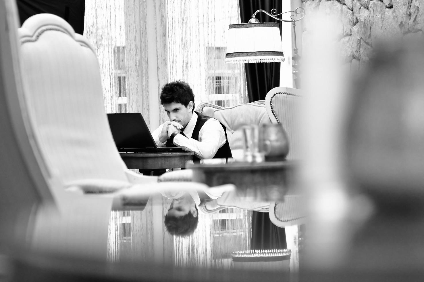 giovane adulto Lavorando su il computer portatile foto