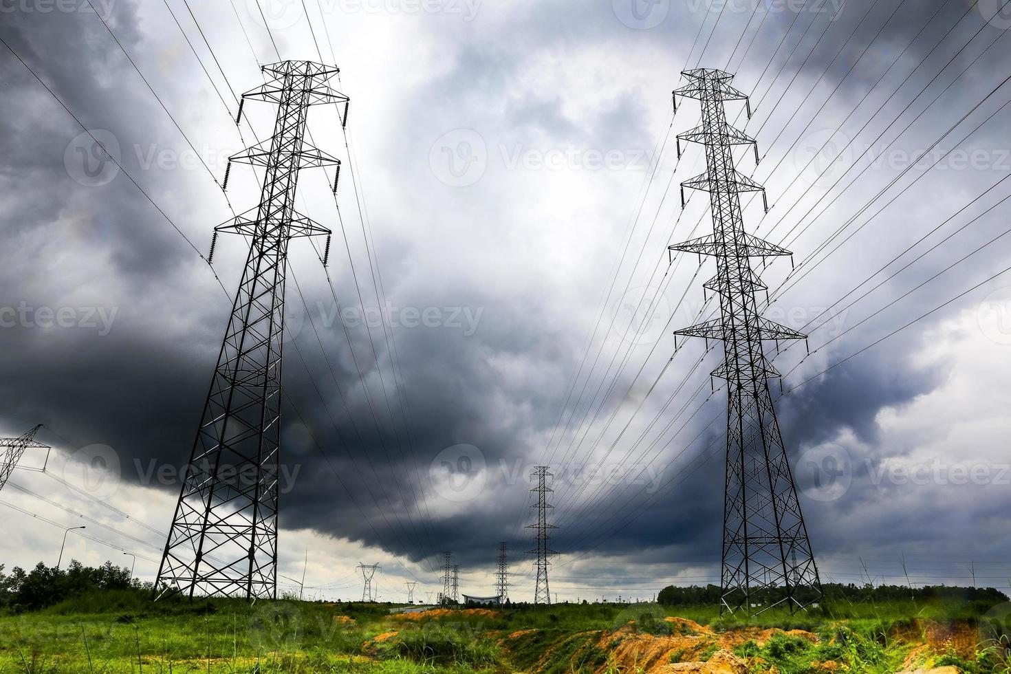 linee elettriche ad alta tensione in tempesta foto