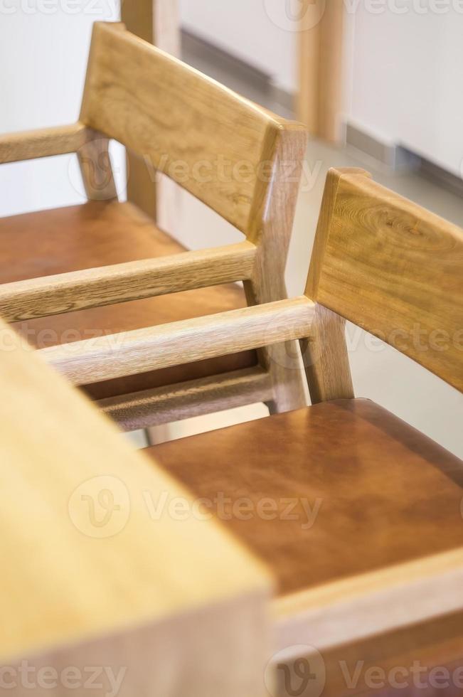 poltrona, sedia, individuale divano, solido naturale legna struttura, posto a sedere e indietro nel naturale pelle foto
