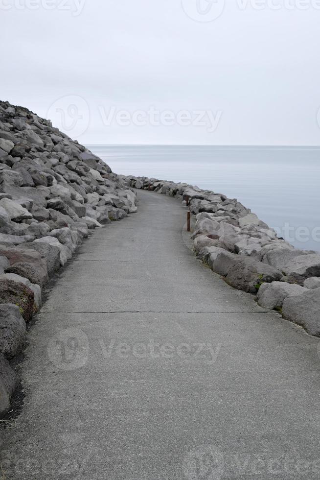 un vuoto sentiero principale in giro un' curva a il costa di keflavik, Islanda foto