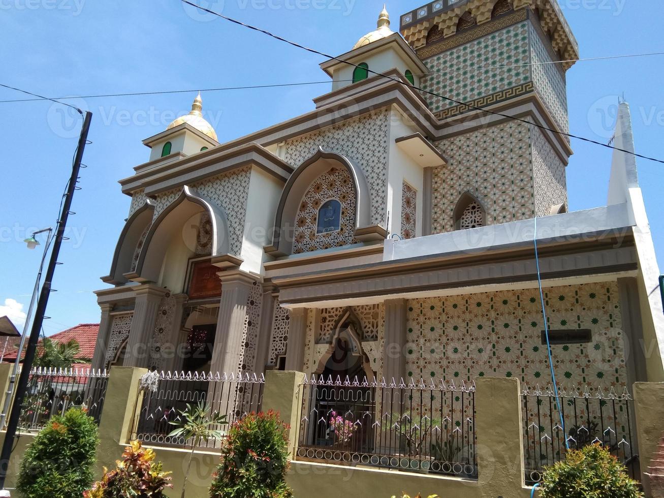 moschea edificio nel mezzo orientale stile foto