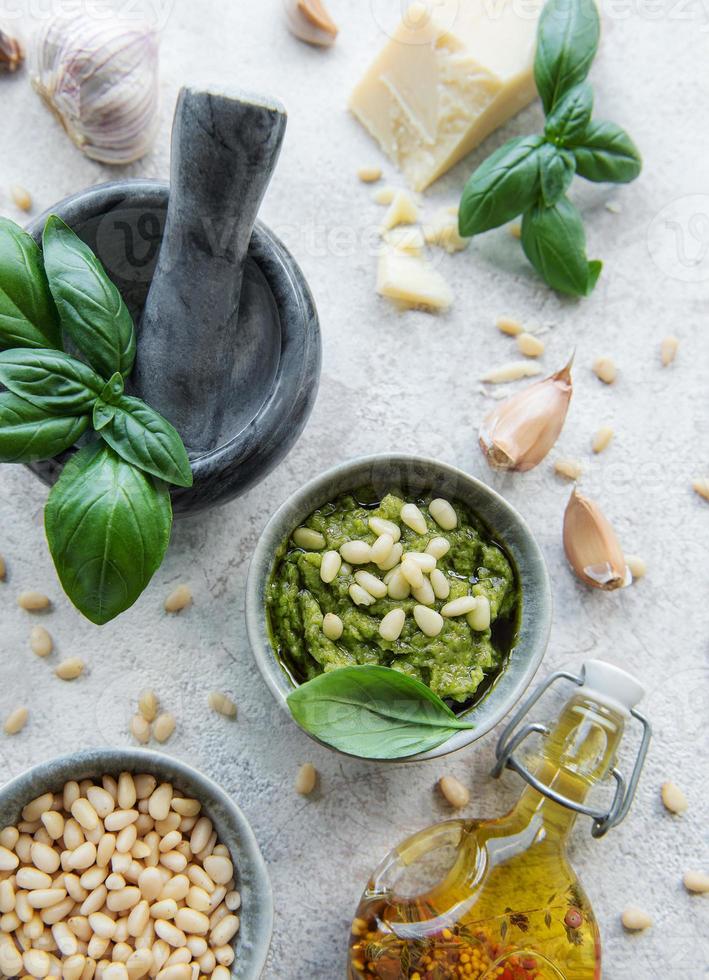 pesto di basilico verde foto