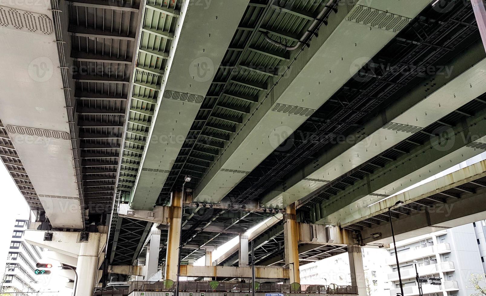 il parte inferiore Visualizza di un cavalcavia ponte nel osaka, Spettacoli un' trave fatto di alto trazione acciaio nel verde e grigio. foto