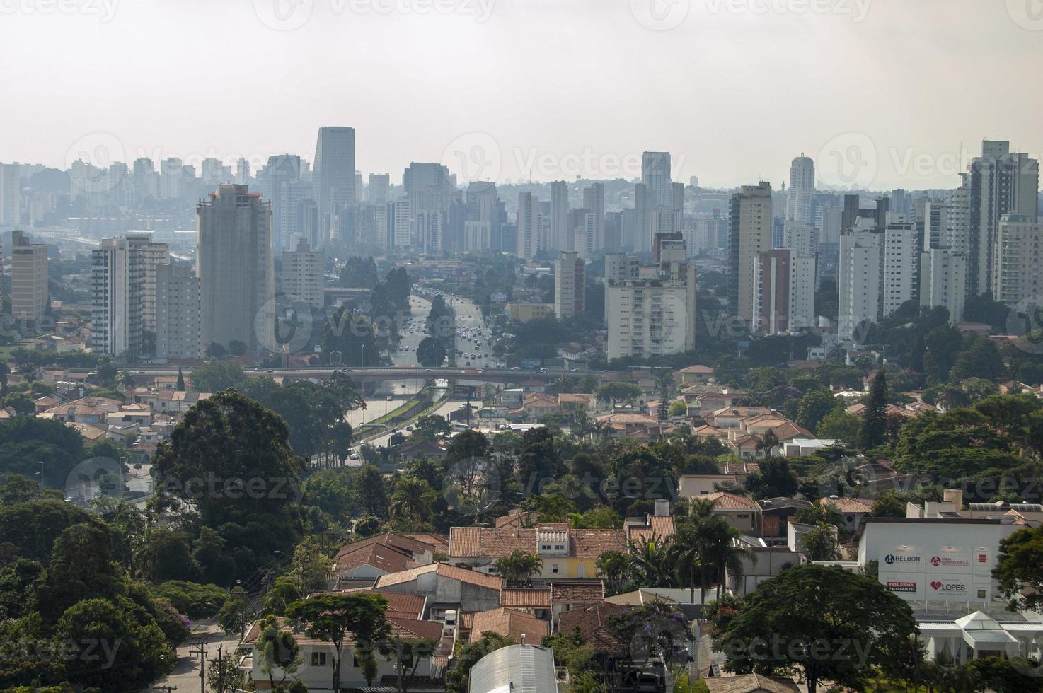 orizzonte Visualizza con vario edifici e grattacieli nel sao paulo città foto