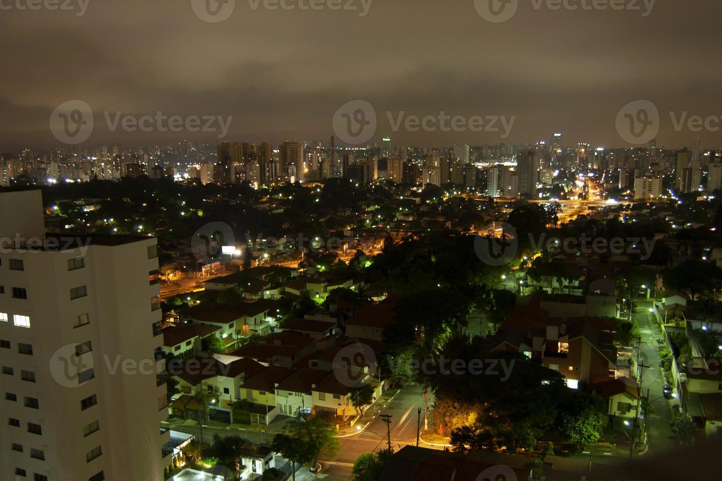 orizzonte Visualizza con vario edifici e grattacieli nel sao paulo città foto