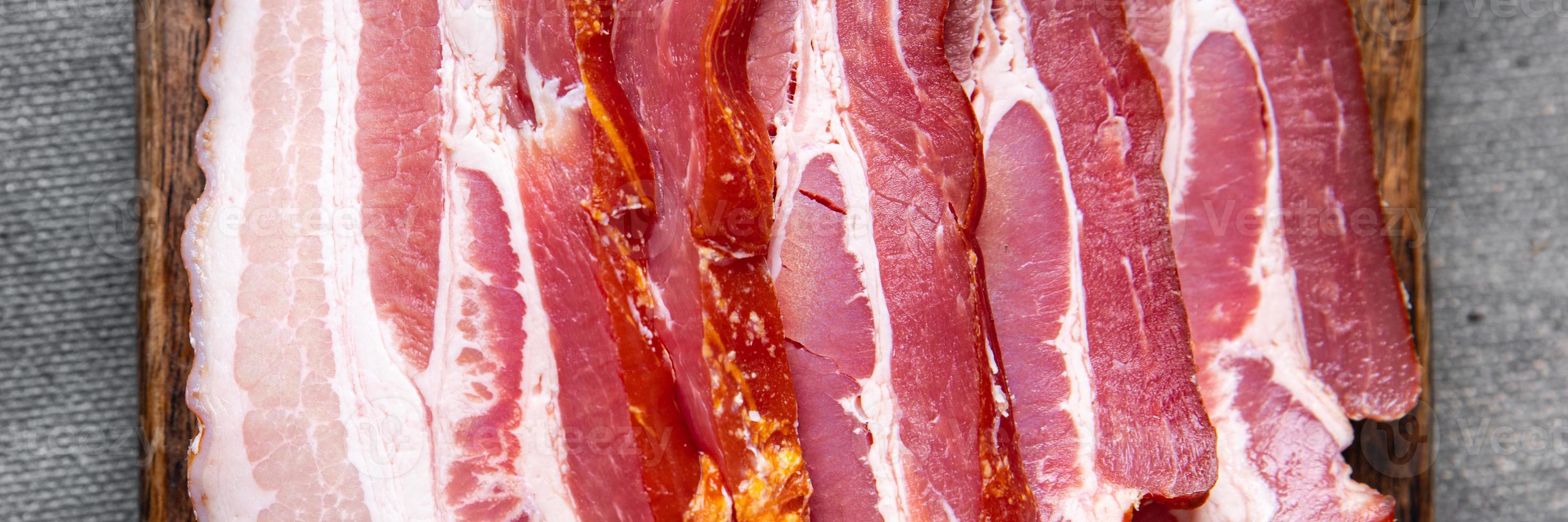 Bacon strisce Maiale lardo carne pasto cibo merenda su il tavolo copia spazio cibo sfondo foto