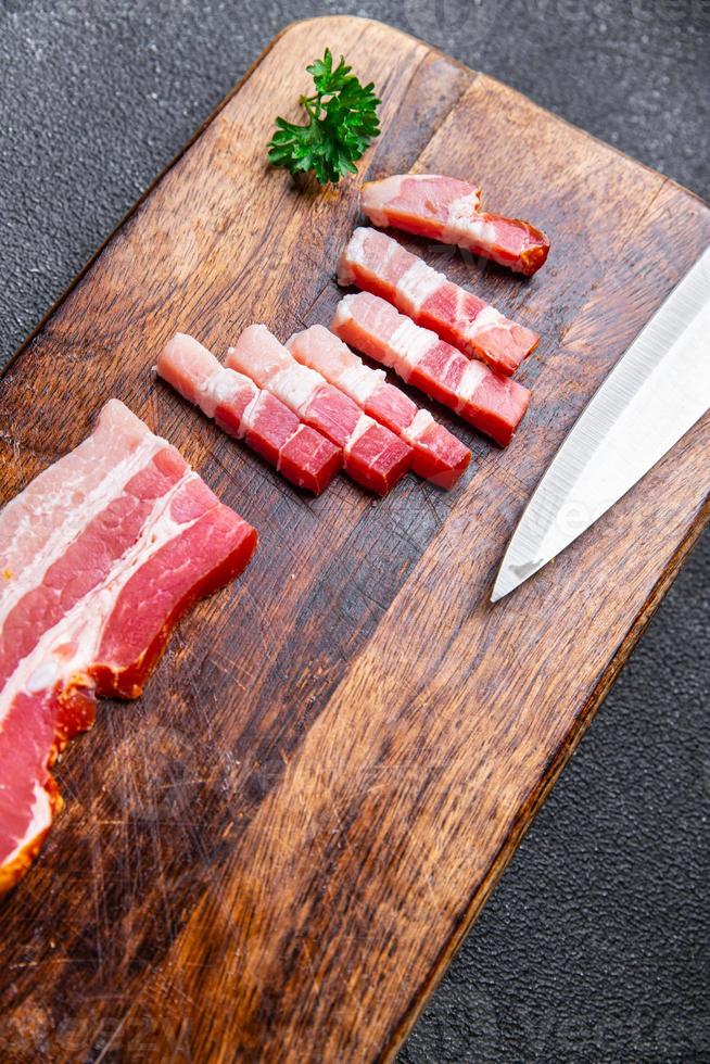 Bacon strisce Maiale lardo carne pasto cibo merenda su il tavolo copia spazio cibo sfondo foto