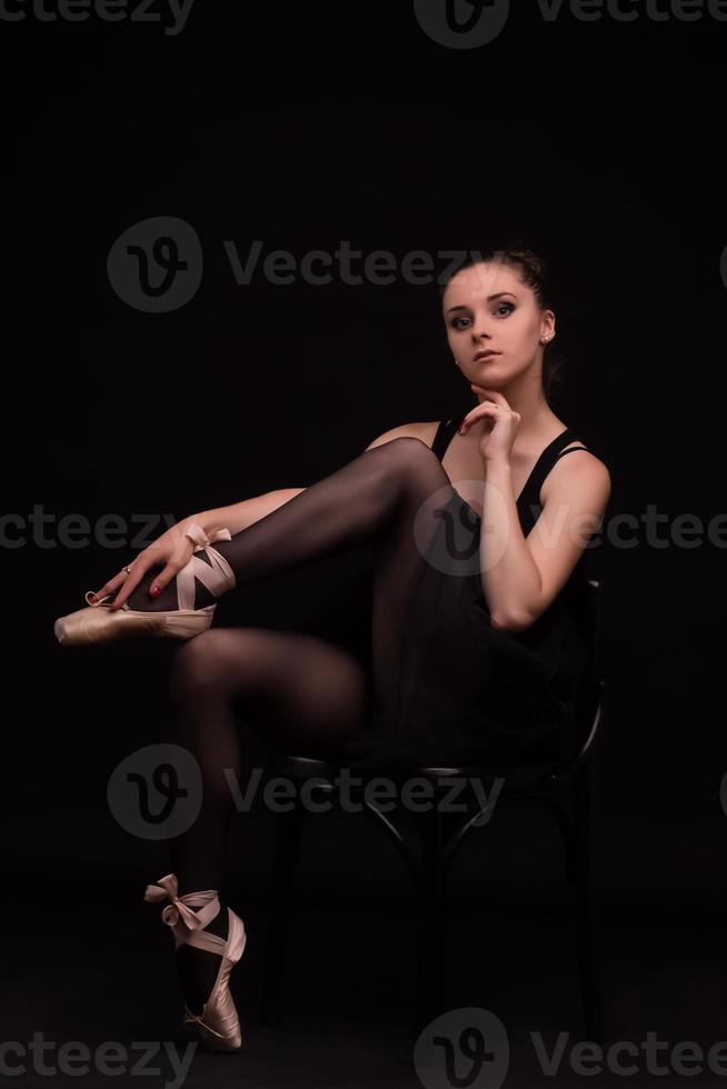 sagoma ballerina in costume nero presso lo studio foto