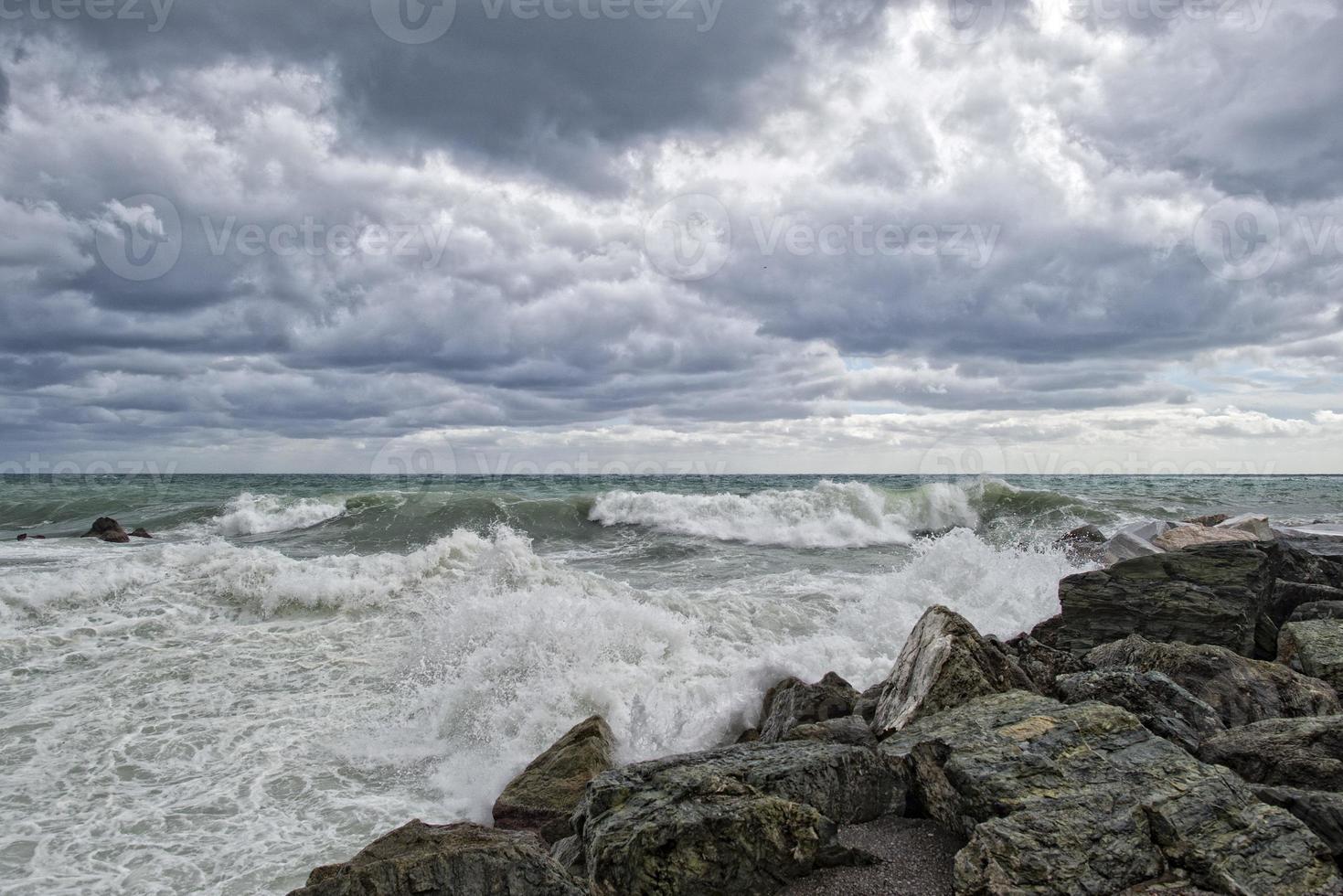 mare tempesta tempesta su il rocce foto