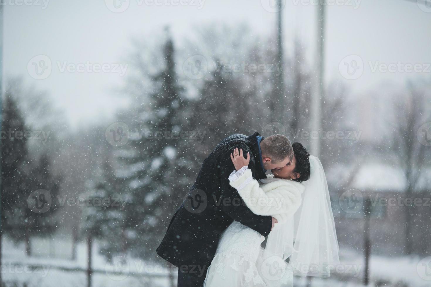 sposi camminando nella neve foto
