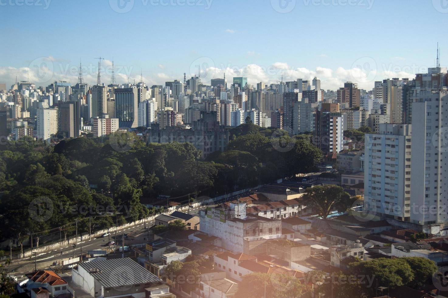 orizzonte Visualizza con vario edifici e grattacieli nel sao paulo città foto