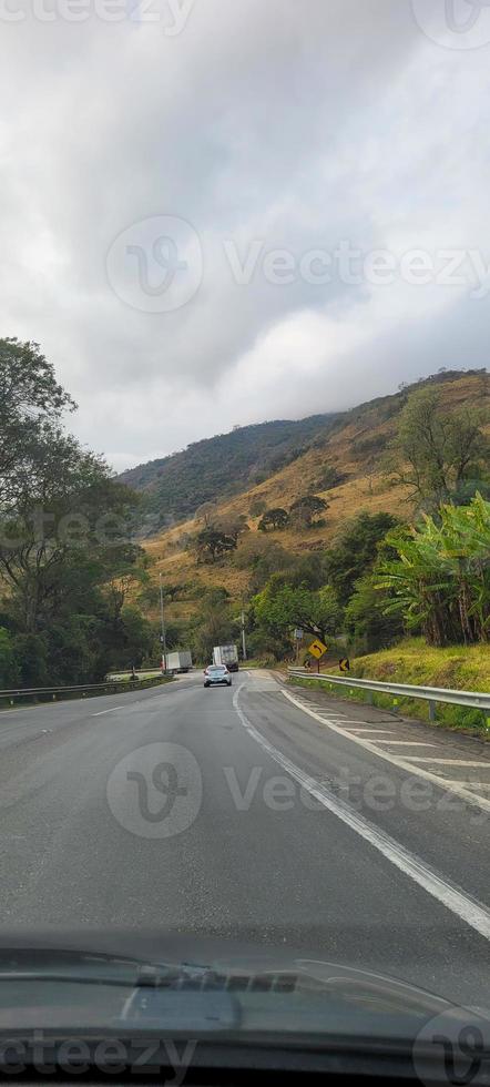 meridionale paesaggio di mine Gerais in movimento auto su il strada foto