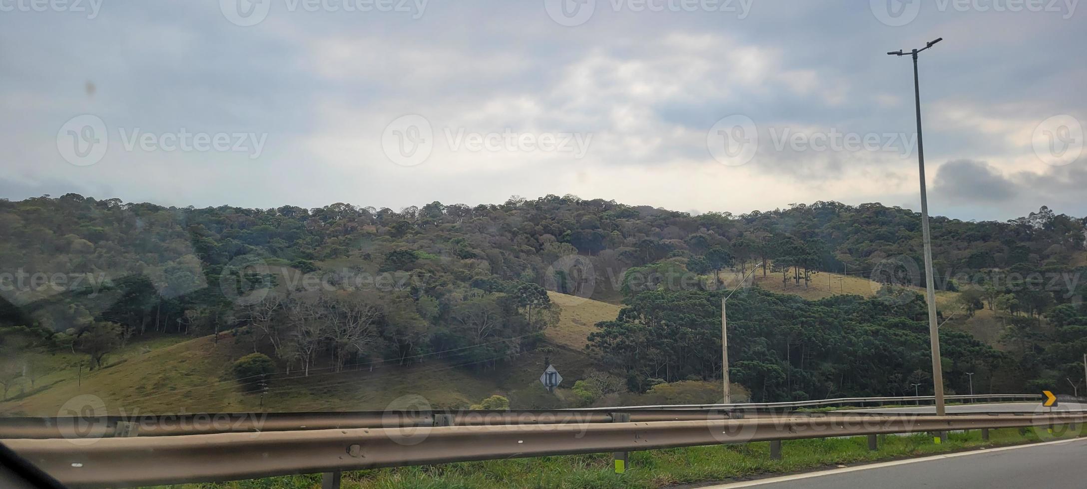 meridionale paesaggio di mine Gerais in movimento auto su il strada foto