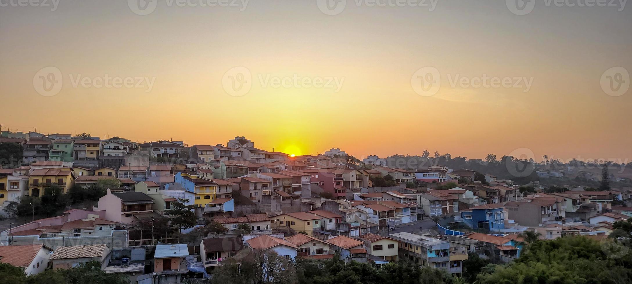 colorato tramonto nel il interno città con un' Visualizza di il urbano paesaggio di brasile foto