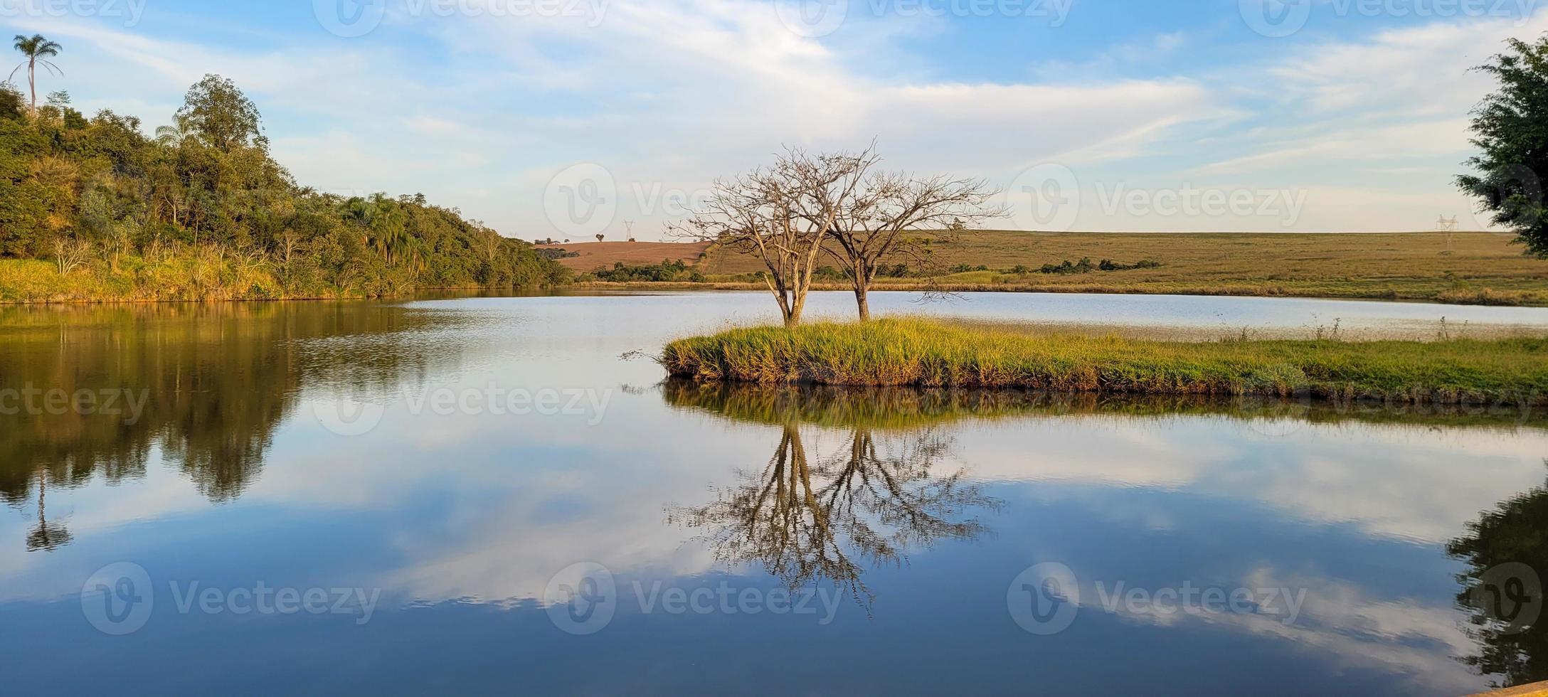 lago con terreni agricoli naturale paesaggio nel il campagna foto