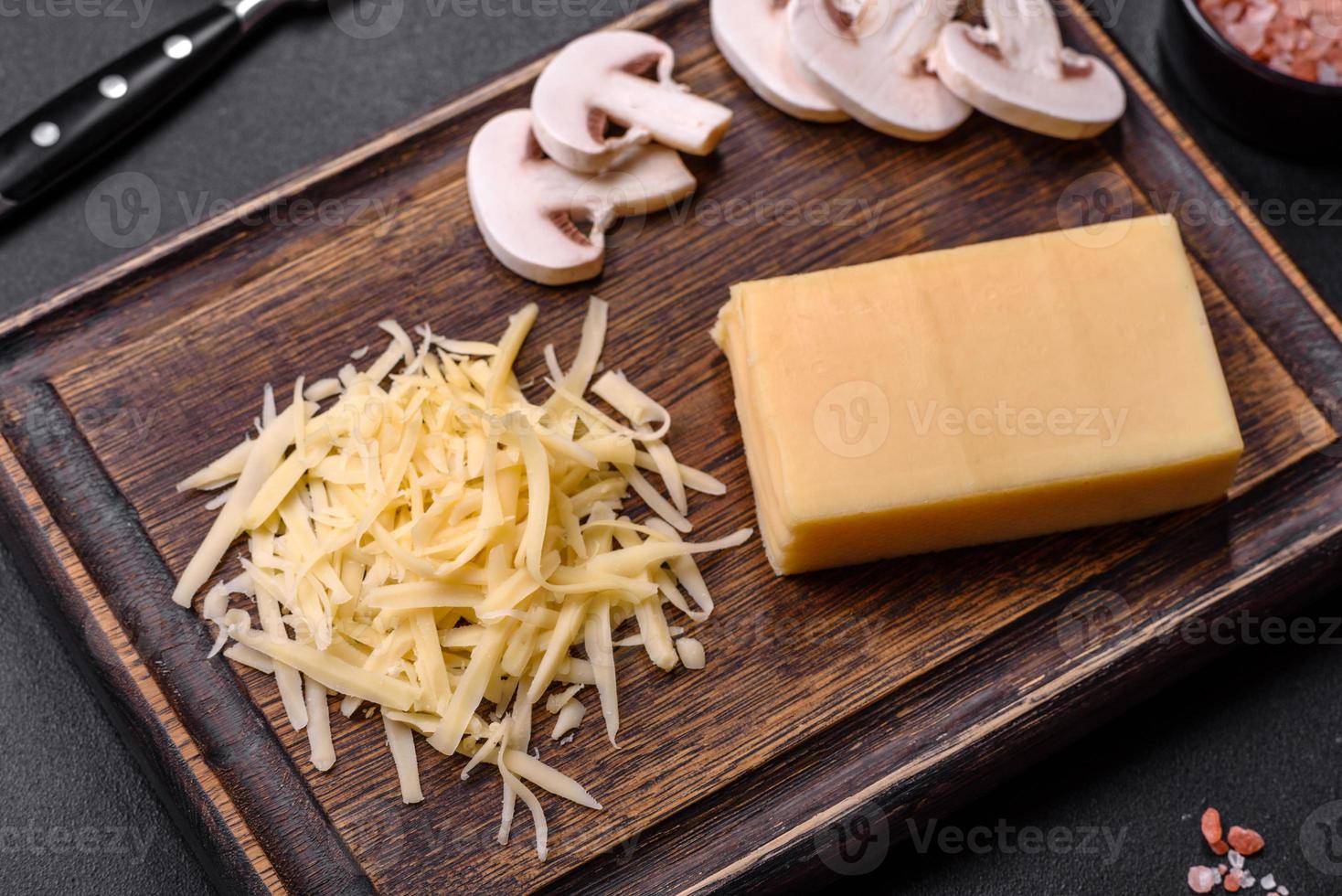 crudo pasta, funghi, cipolle, tritare, spezie e erbe aromatiche per rendere un' delizioso incolla foto