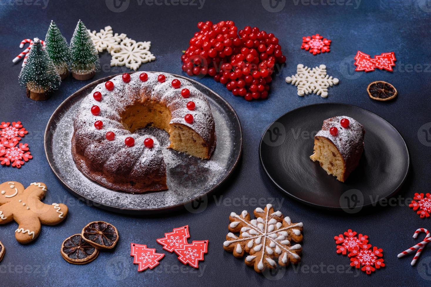 fatti in casa delizioso il giro Natale torta con rosso frutti di bosco su un' ceramica piatto foto