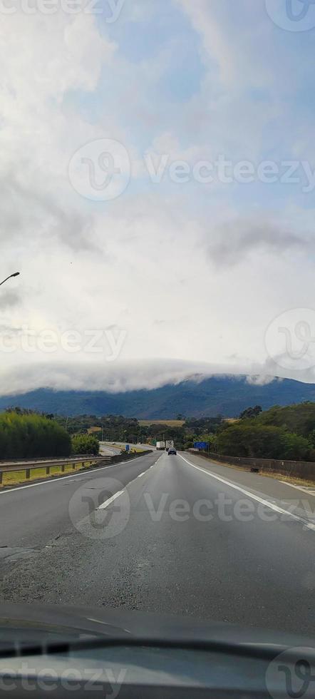 meridionale paesaggio di mine Gerais in movimento auto su il strada foto