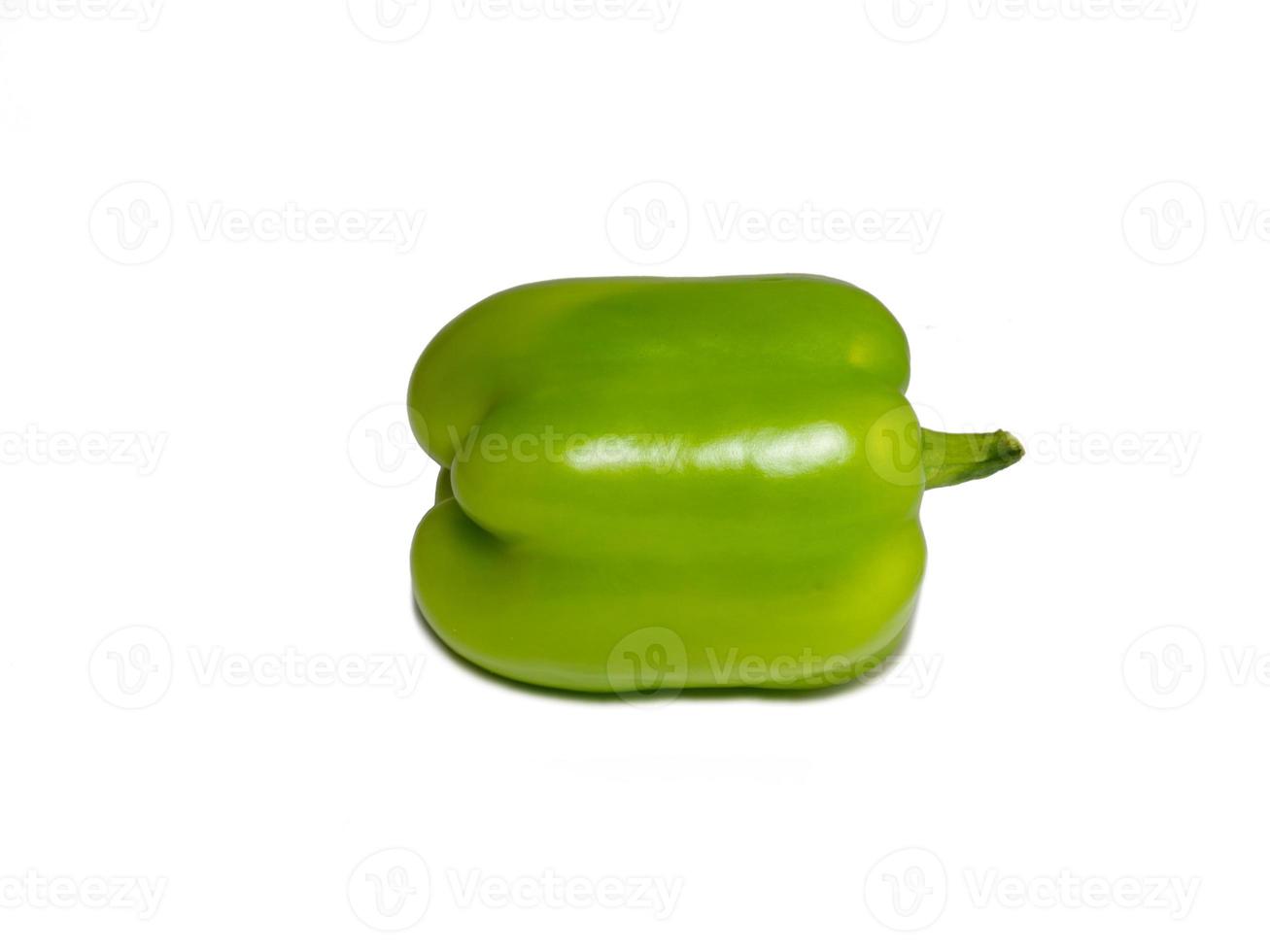 pepe dolma su sfondo bianco. una bella verdura succosa. peperone dolce verde. foto
