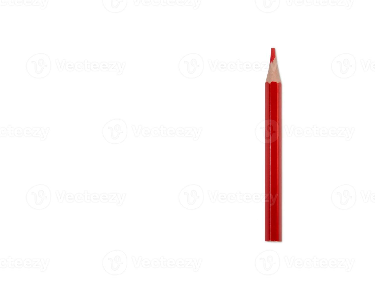 colorato matita su un' bianca sfondo. rosso corto matita fatto di Di legno. foto