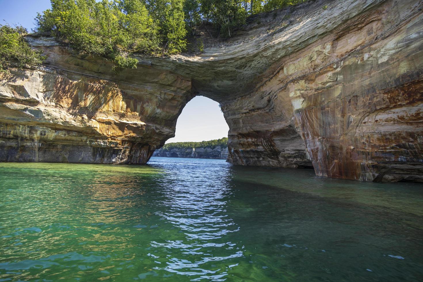 colorato pietra rocce su il bordo di un' lago nel il estate foto