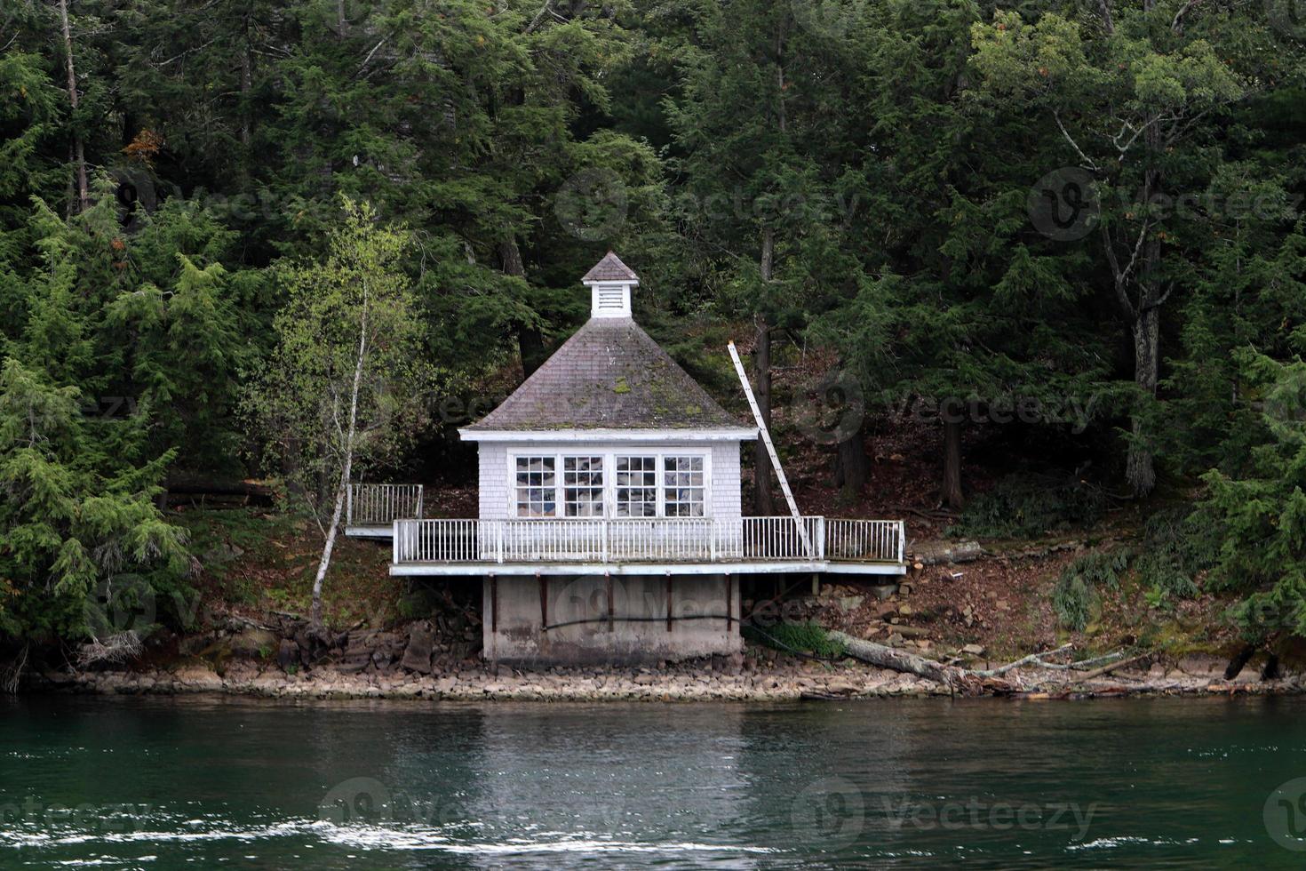 il mille isole è un arcipelago di isole quello allungare lungo il confine di Canada e il unito stati lungo il st. Lawrence fiume. foto