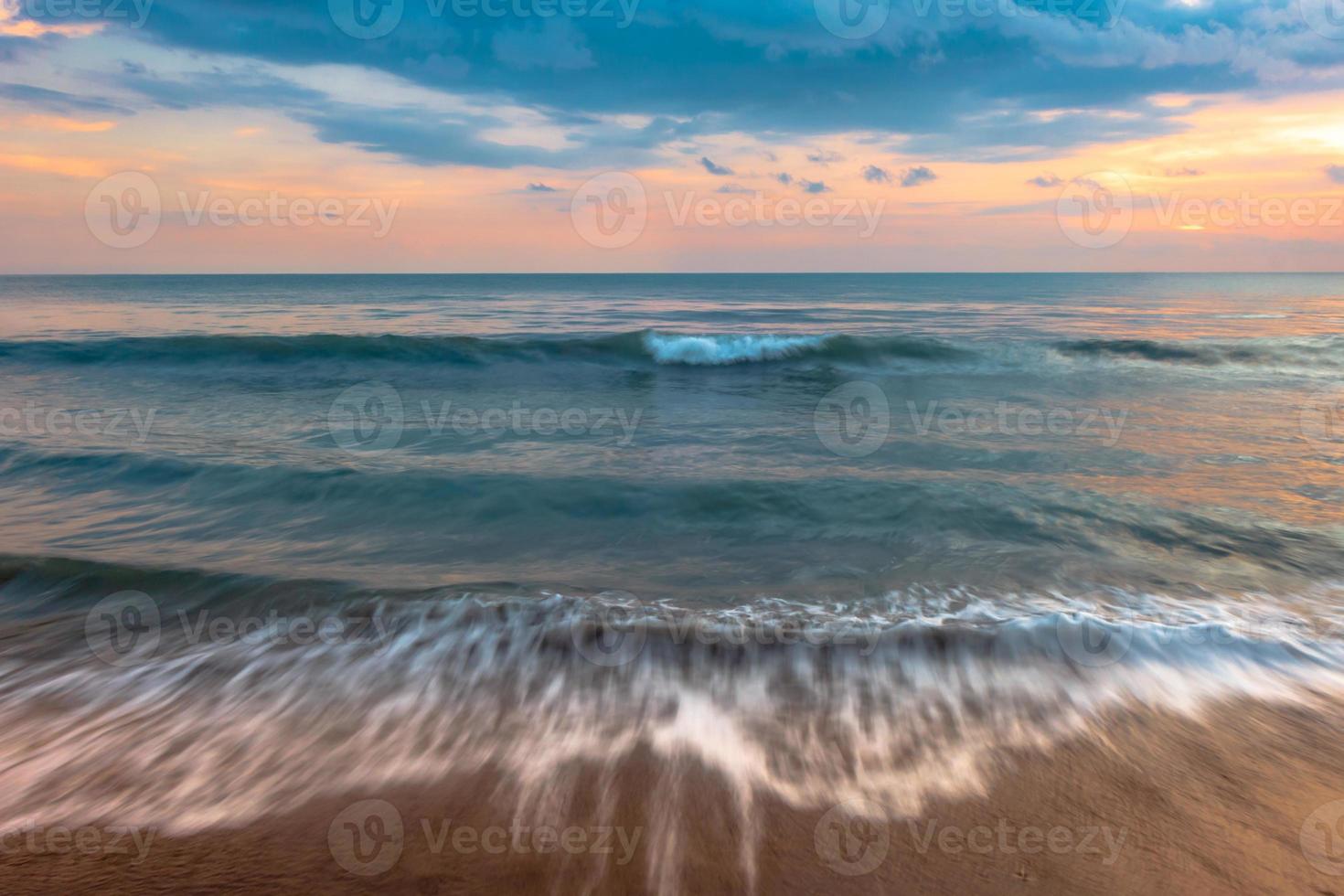 bellissimo tramonto al di sopra di il mare foto