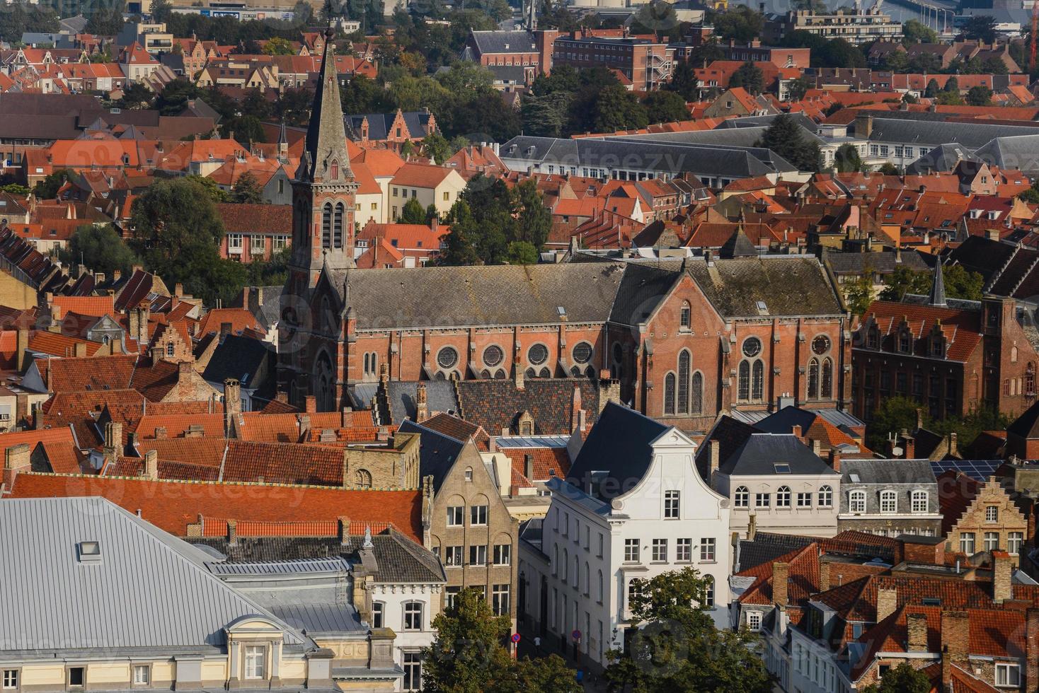 largo angolo panoramico Visualizza a partire dal sopra il superiore di campanile vantaggio punto per tetti di antico medievale Europa città Bruges foto