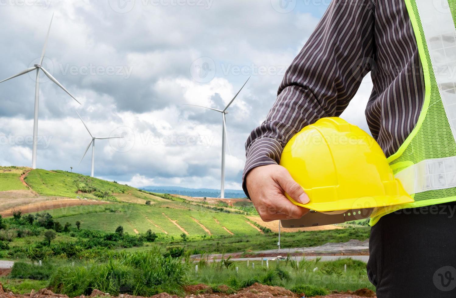 ingegnere lavoratore presso il cantiere della centrale elettrica di turbina eolica foto