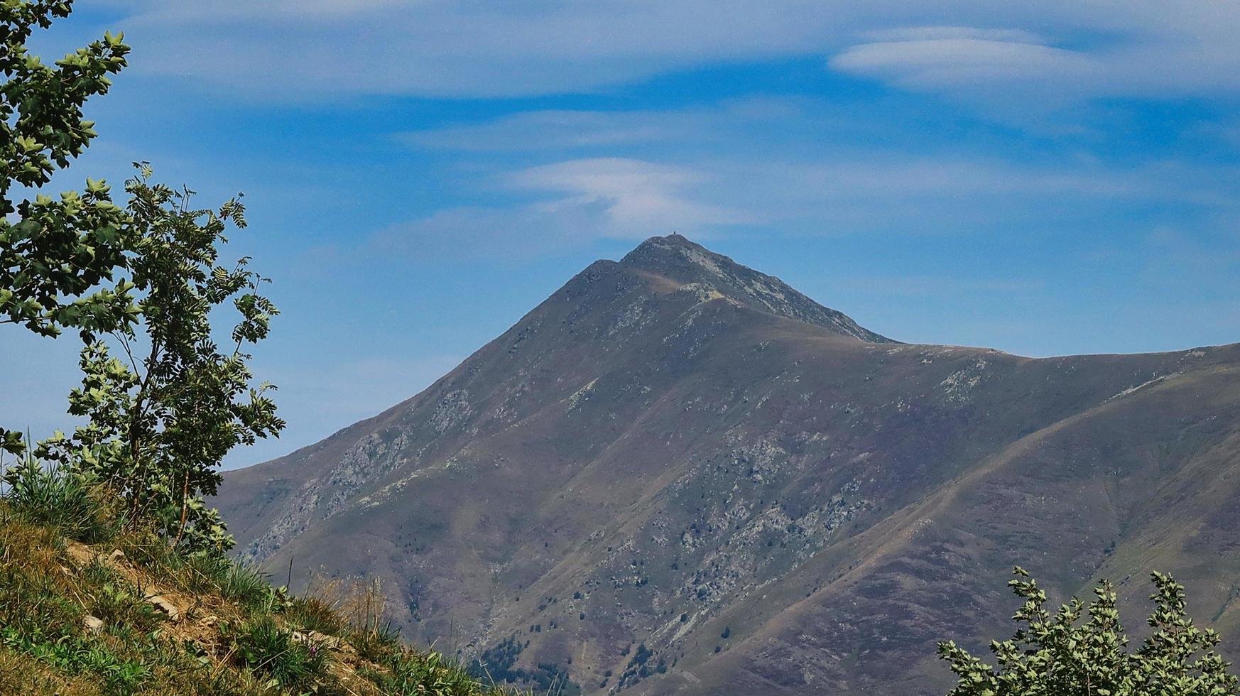 paesaggi di il montagna di limone piemontese, nel il piemontese Alpi durante un' il trekking nel agosto. estate 2022 foto