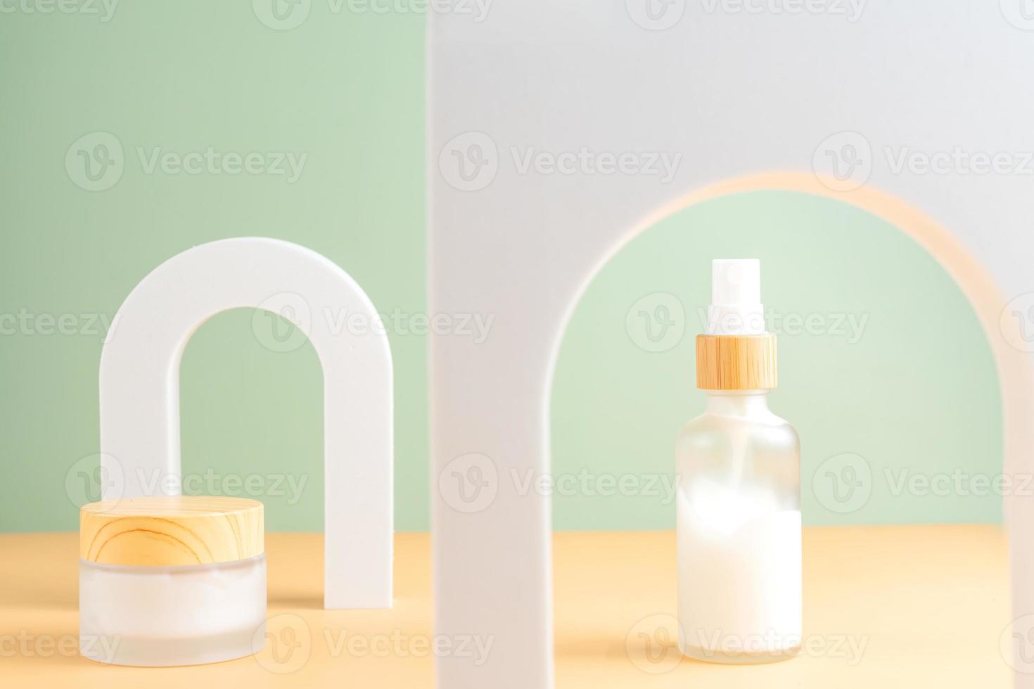 finto su bicchiere contagocce bottiglia e viso crema vaso su un' bianca podio su un' beige sfondo con morbido ombre. pelle cura prodotti nel di moda presentazione foto