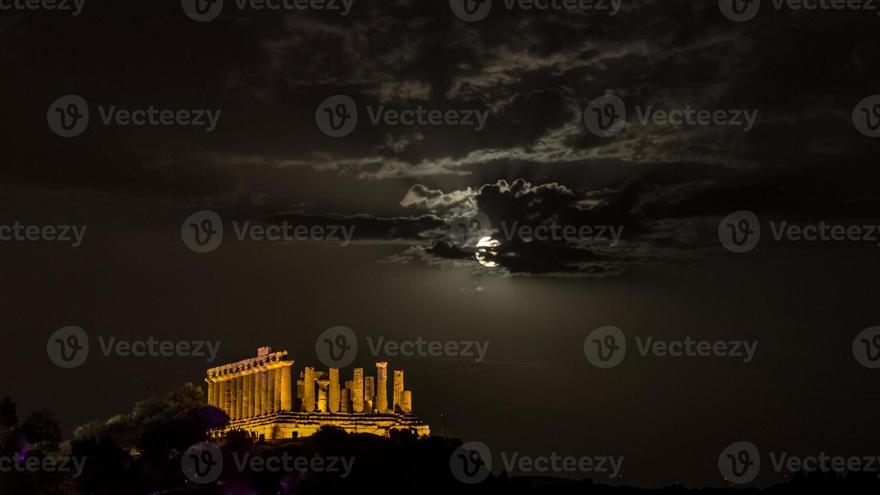 Tempio di Giunone di notte. valle dei templi, agrigento. foto