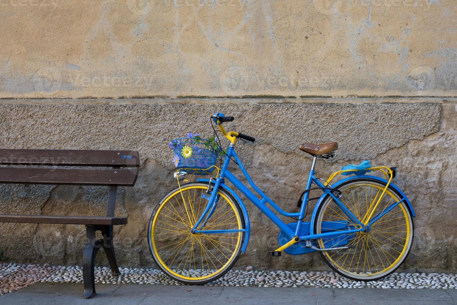 Vintage ▾ bicicletta vicino di legno panchina foto
