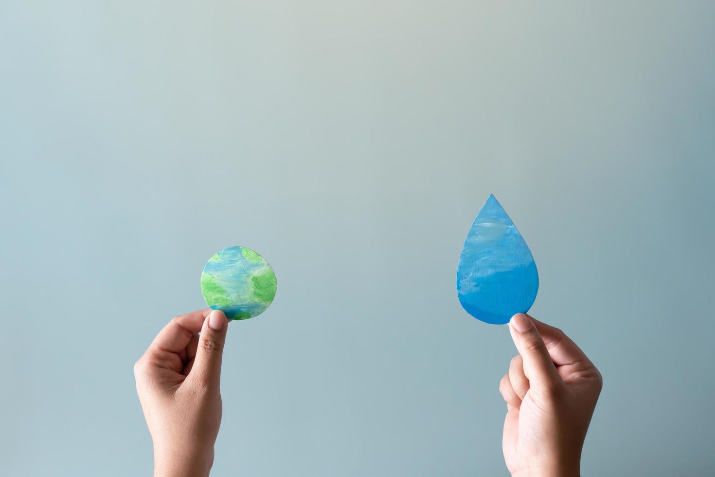 mani Tenere terra e acqua far cadere concetto di Salva acqua Salva il mondo. foto