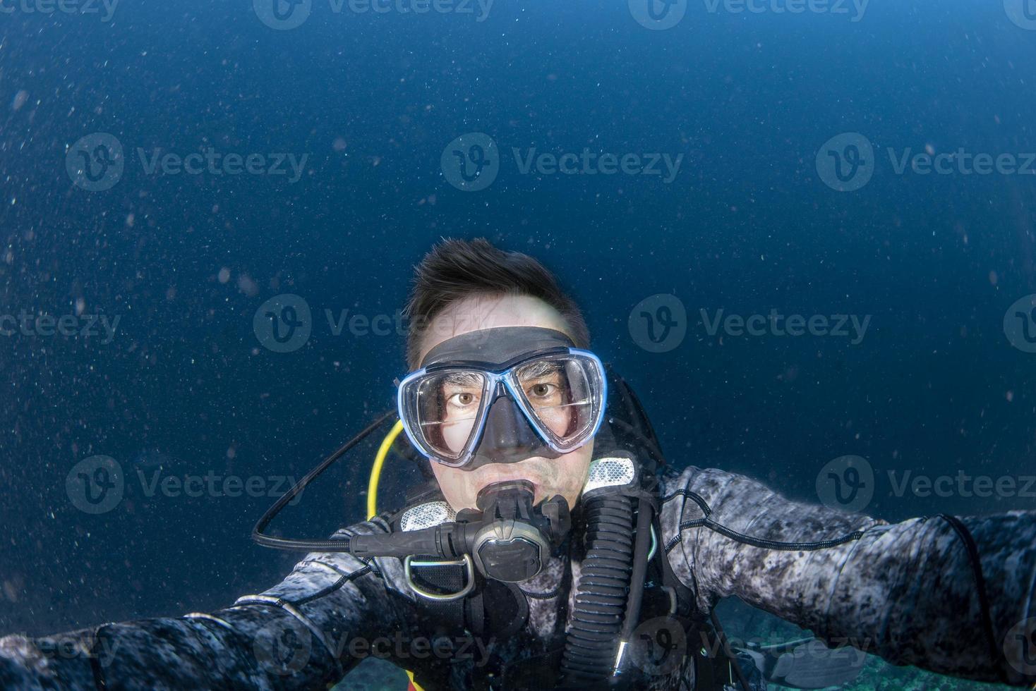 autorespiratore tuffatore subacqueo autoscatto ritratto nel il oceano foto