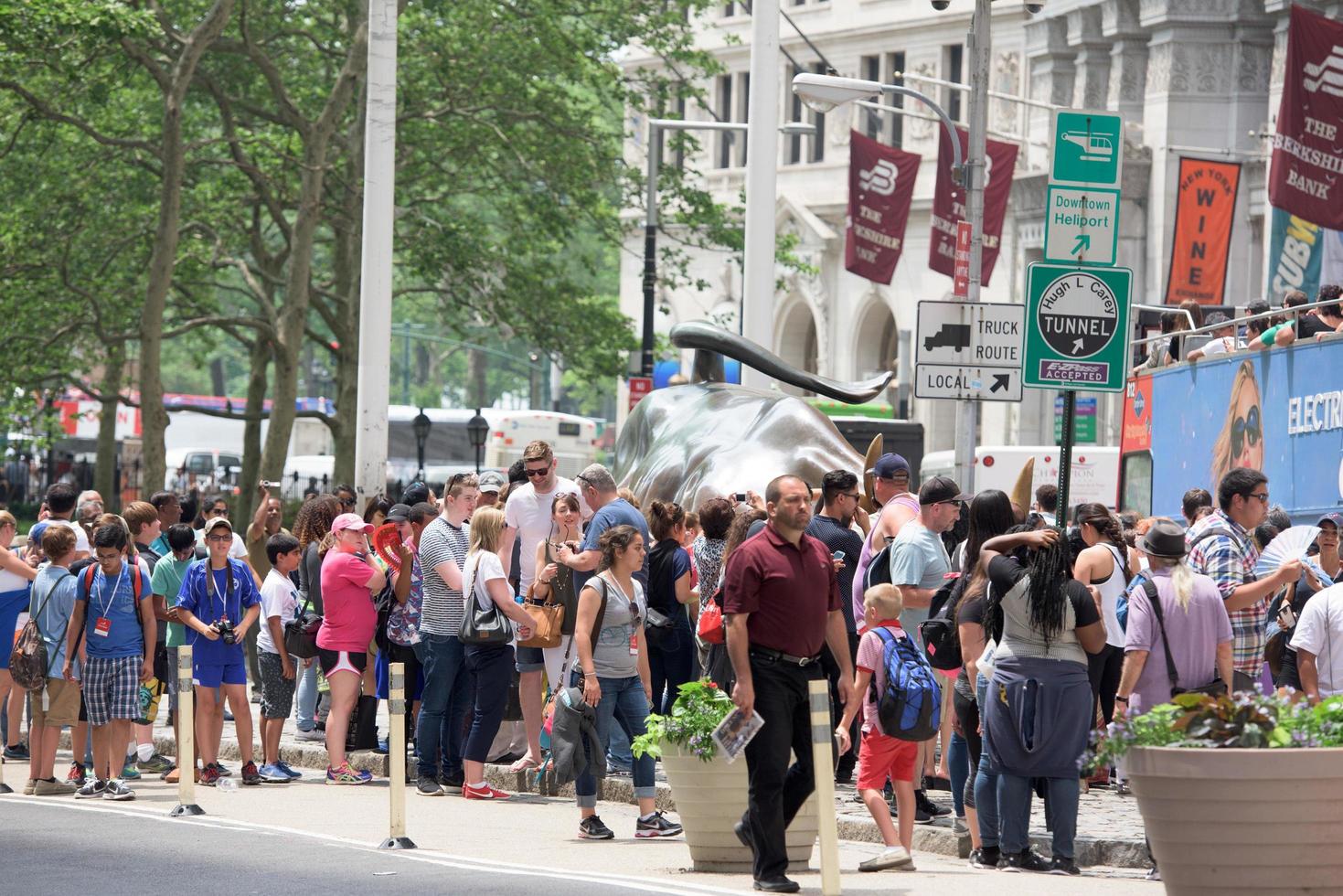 nuovo York - Stati Uniti d'America - 11 giugno 2015 parete strada affollato di persone foto