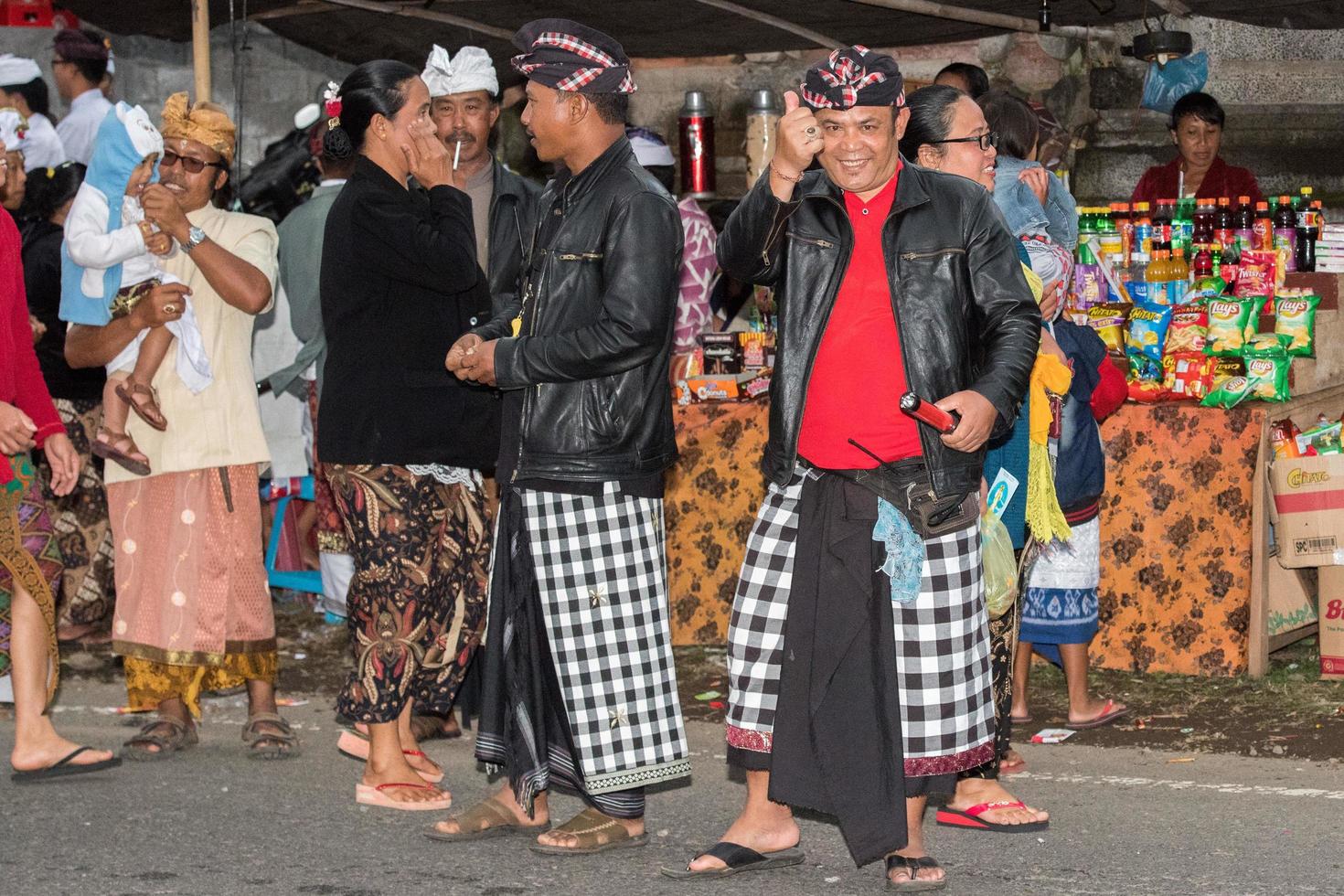 Bali, Indonesia - agosto 13, 2016 - balinese monaco e adoratore a il tempio per pieno Luna celebrazione foto