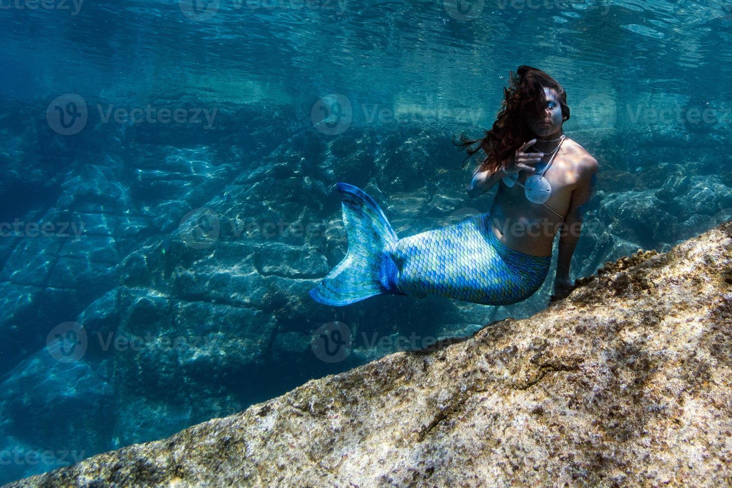 sirena nuoto subacqueo nel il in profondità blu mare foto