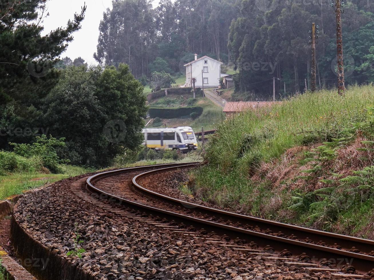 treno su il ferrovia. Galizia Spagna foto