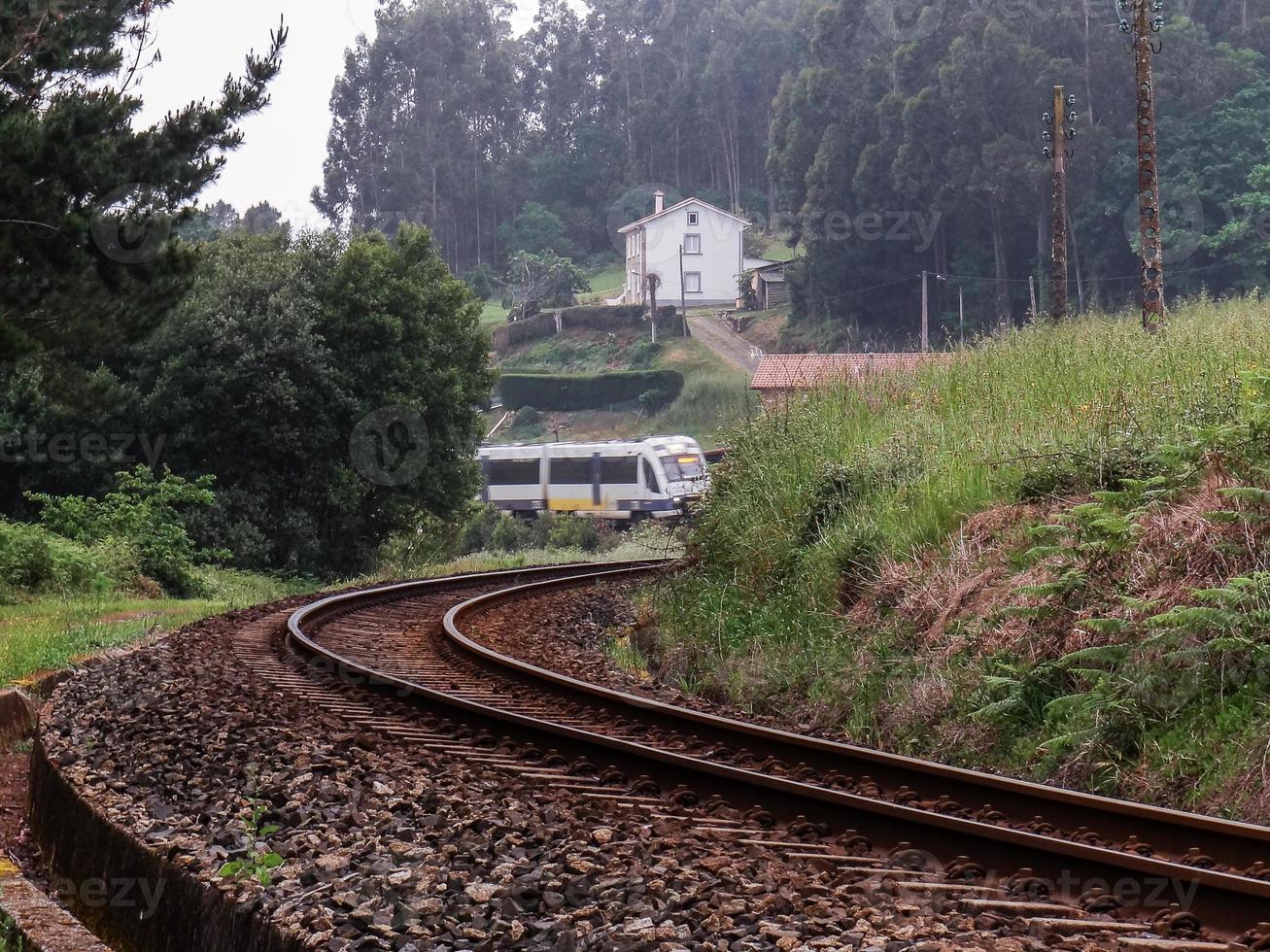 treno su il ferrovia. Galizia Spagna foto