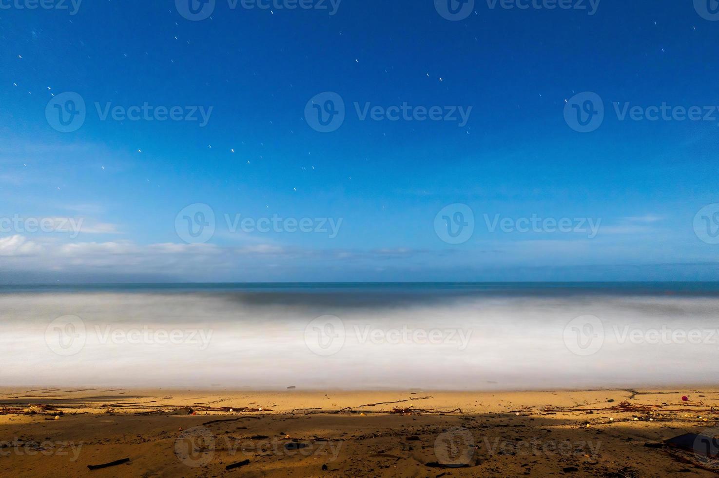 notte Visualizza di il mare con stellato cielo foto