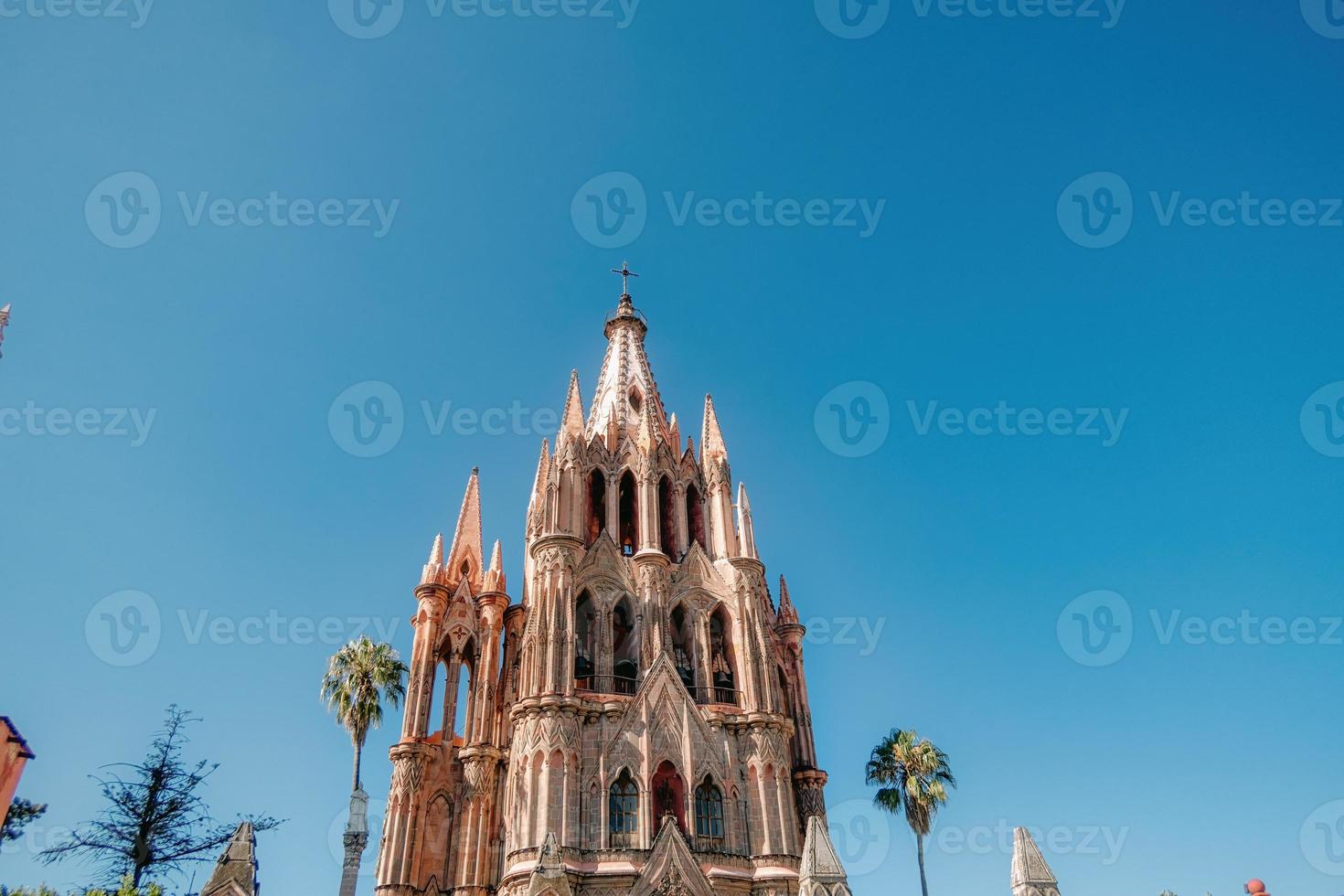 san miguel de allende, punto di riferimento parroquia de san miguel arcangelo cattedrale nel centro storico della città foto