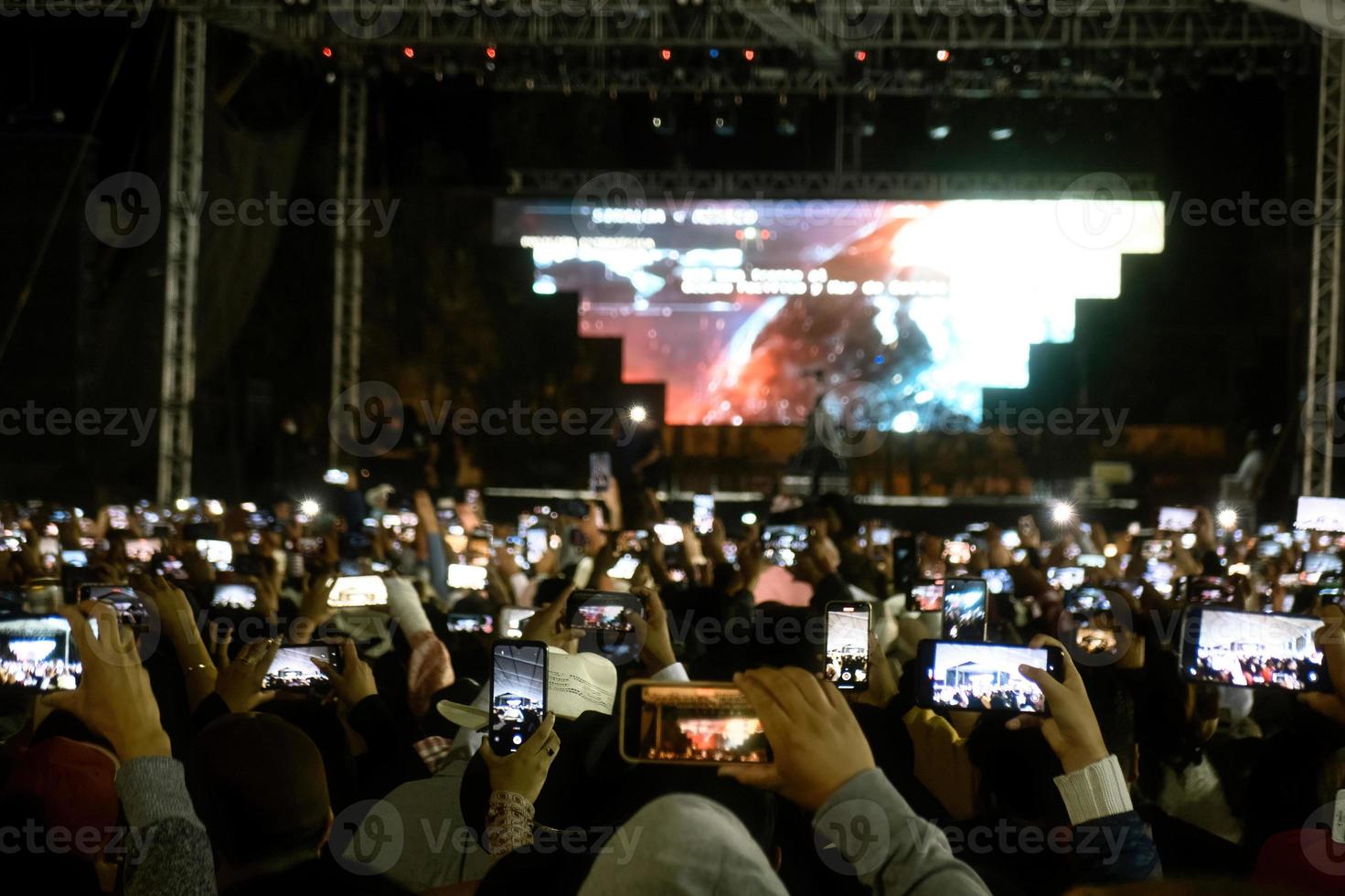 molti persone con Telefono su palcoscenico foto