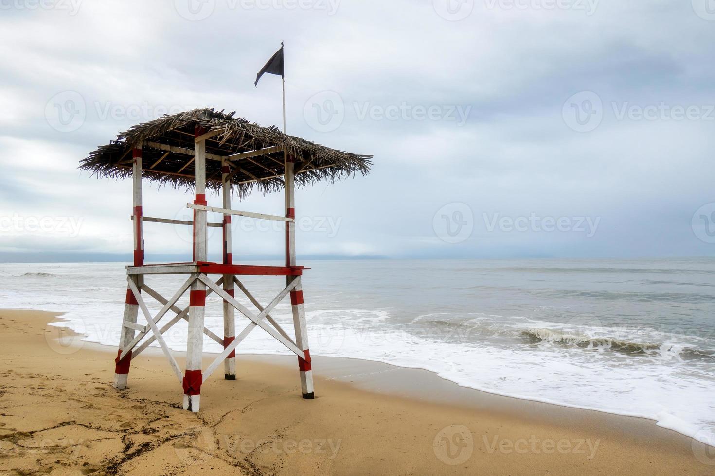 abbandonato Bagnino Torre su il spiaggia con copyspace foto