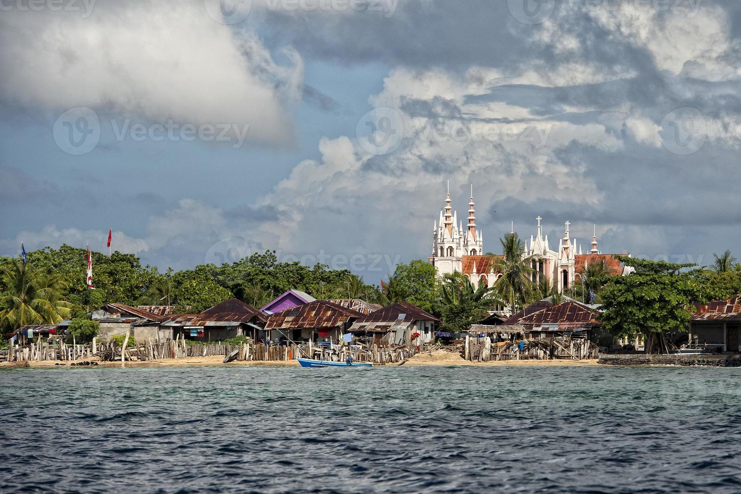 un' Chiesa su indonesiano pescatori villaggio spiaggia foto