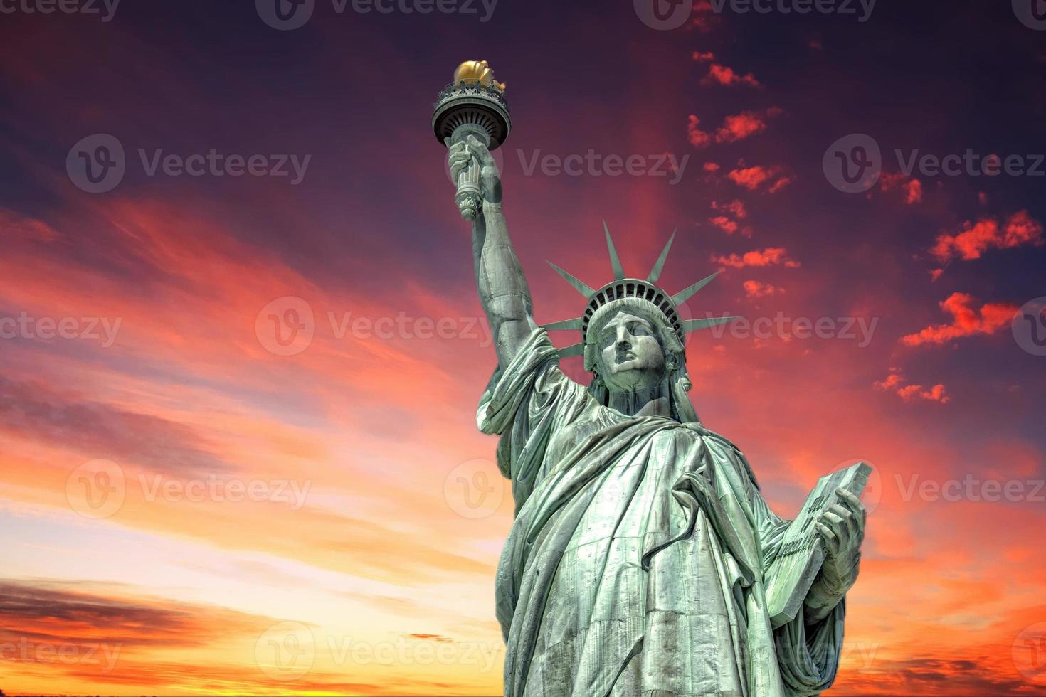 statua di libertà nel nuovo York su drammatico inviare nucleare guerra cielo sfondo foto